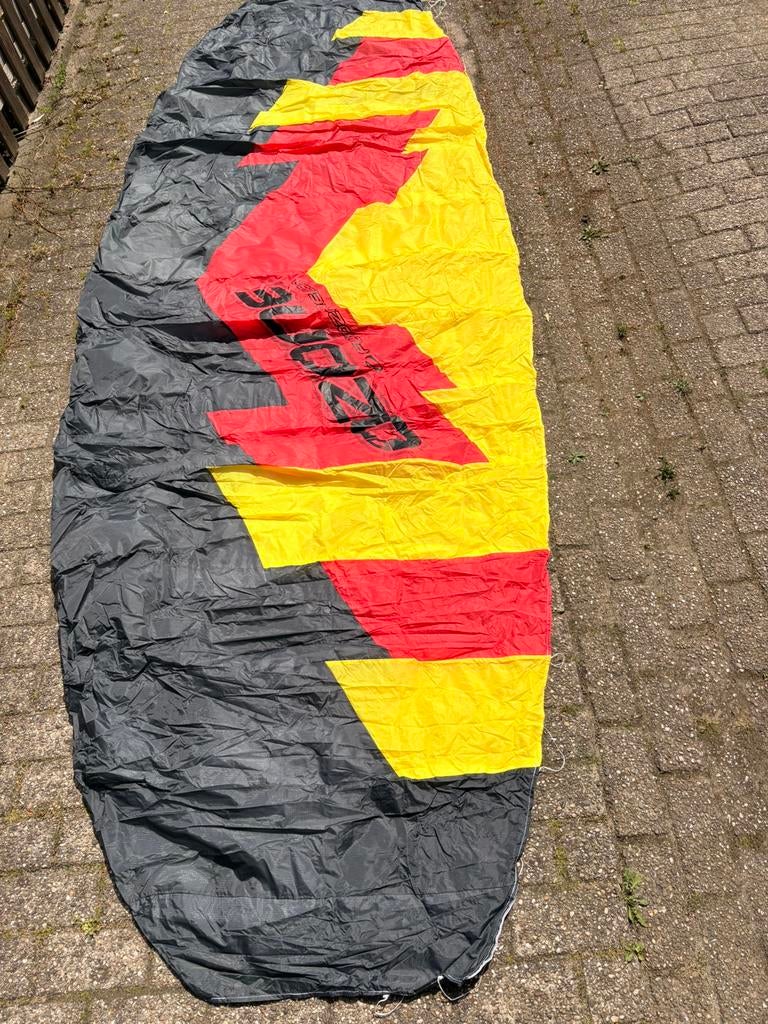 Ozone Octane 5, beginners vierlijns power kite, Ophalen of Verzenden, Zo goed als nieuw, Vierlijns, Vlieger