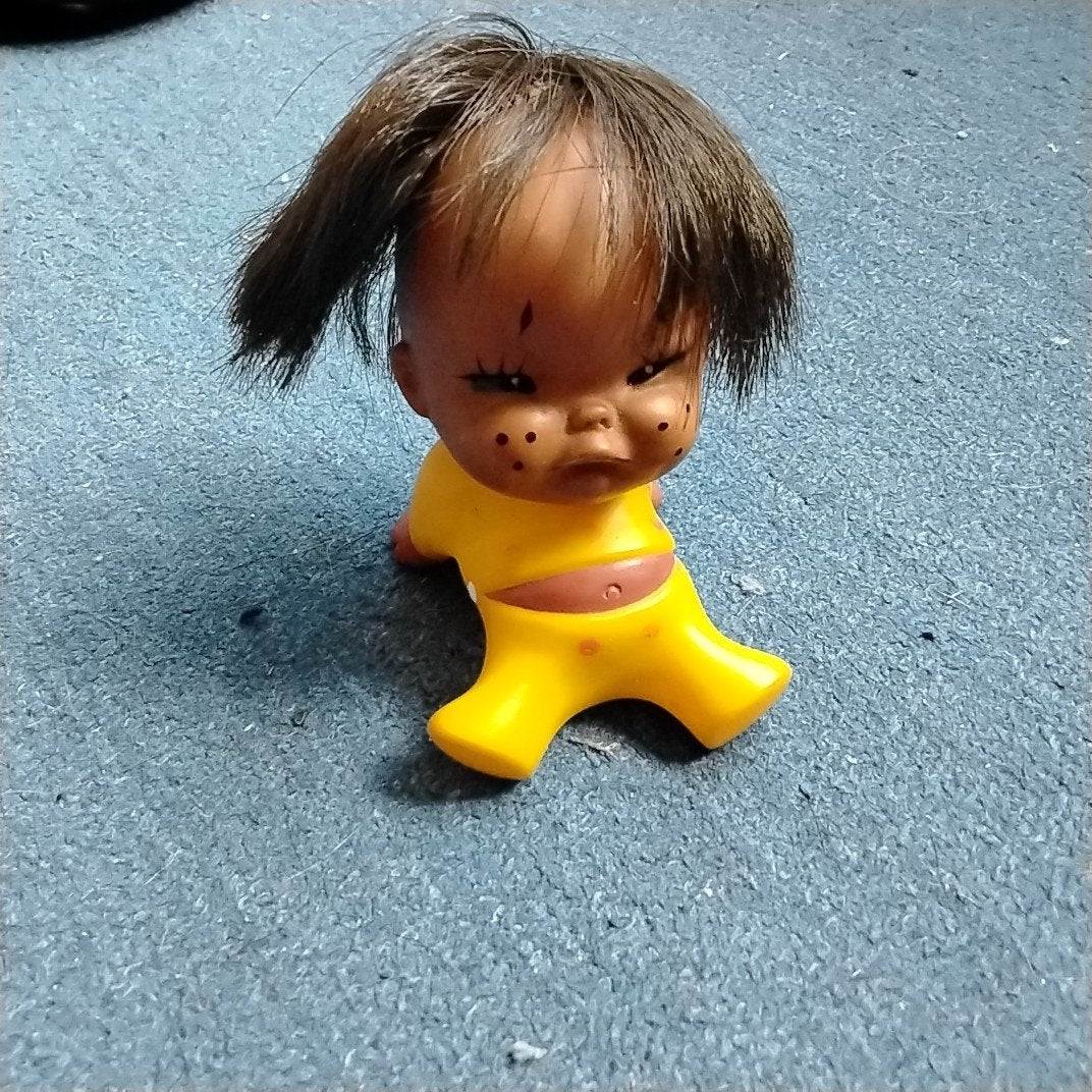Vintage Japan Kewpie-achtige popje, geel pakje, jaren '60, Ophalen, Gebruikt