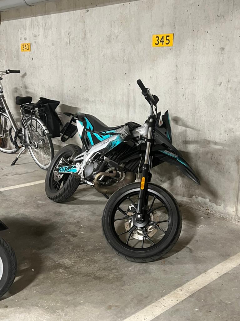 2021 Aprilia SX50 schakelbrommer, Ophalen, 6 versnellingen, Maximaal 45 km/u, Zo goed als nieuw