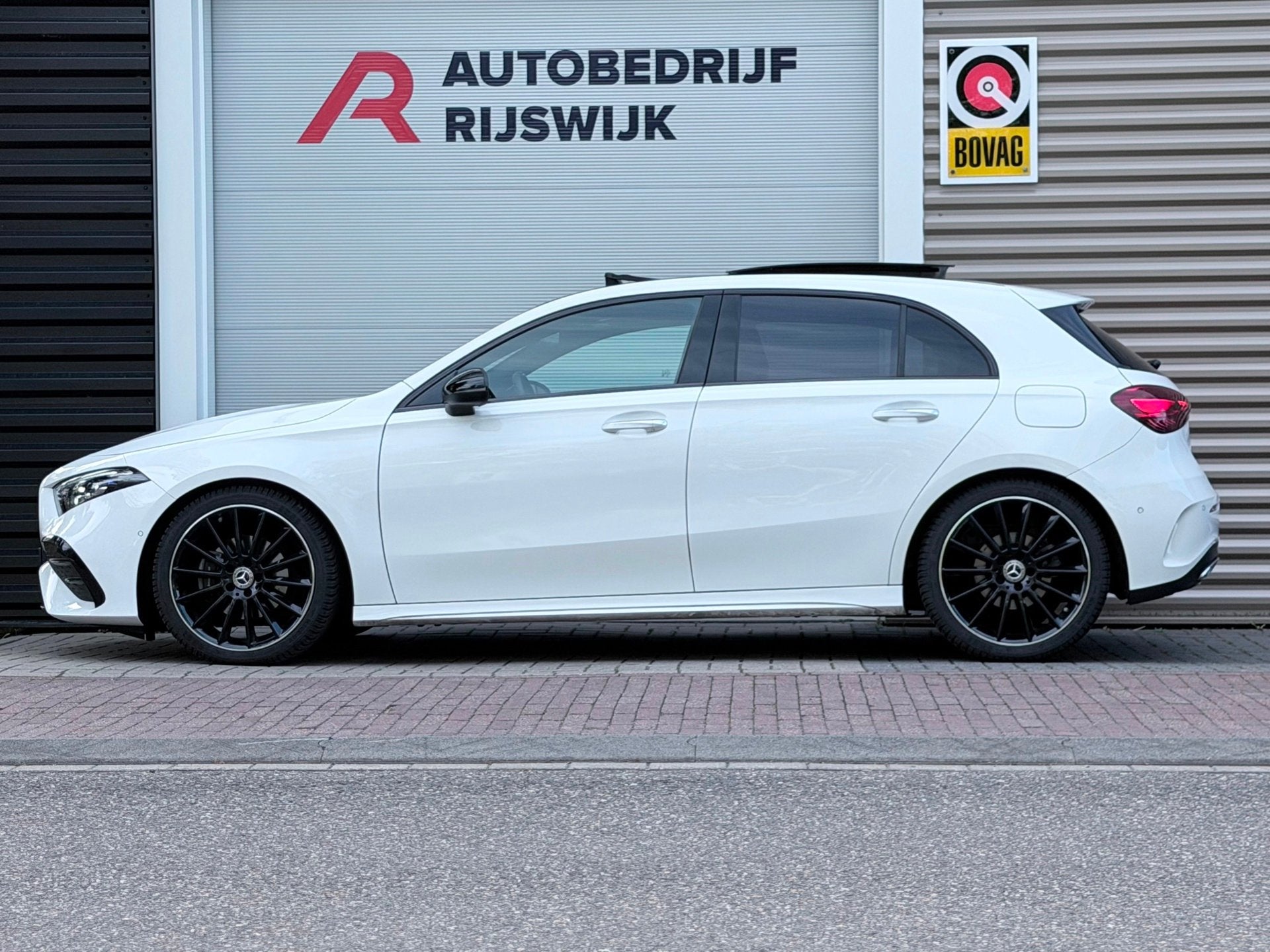 Mercedes-Benz A-klasse 180 AMG Night Edition Pano/Camera/Sfe, Auto's, 12 maanden, 136 pk, Gebruikt, Alcantara
