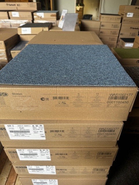 Desso Stratos 8433 grijs/blauw (nieuw) 50x50 tapijttegels, Huis en Inrichting, Niet ingevuld, Crème, Niet ingevuld, Nieuw