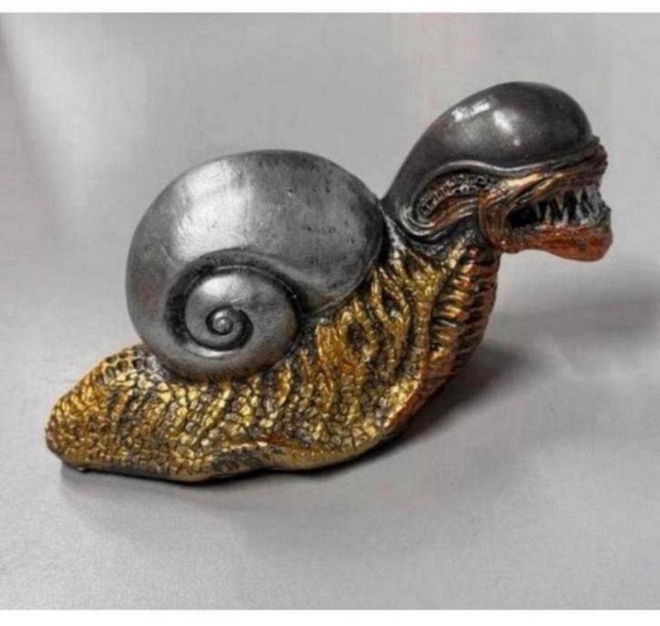 Buitenaardse slak beeld beeldje alien monster slak deco 16cm, Verzamelen, Beelden en Beeldjes, Ophalen of Verzenden, Nieuw, Fantasy
