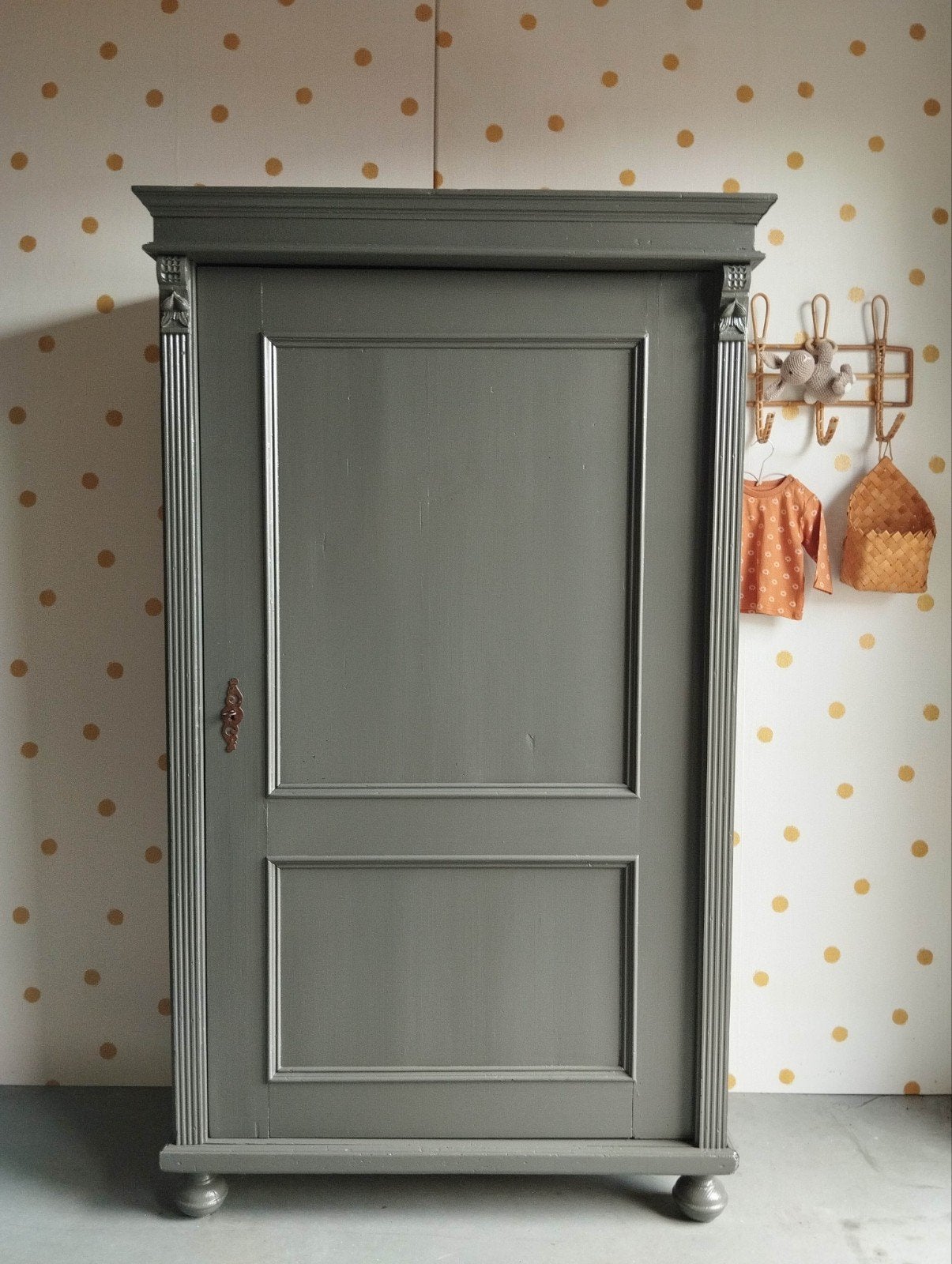 Vintage eendeurskast /smalle kast /antiek /bezorgen mogelijk, Huis en Inrichting, Ophalen of Verzenden, 25 tot 50 cm, 150 tot 200 cm
