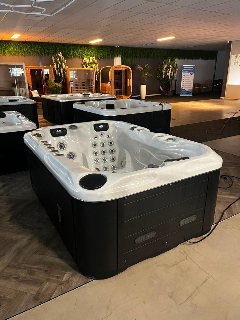 LUXE PASSION SPA / JACUZZI 2-3 PERS.-BOMVOL JETS, Tuin en Terras, Ophalen, Zo goed als nieuw, Trap, Vast