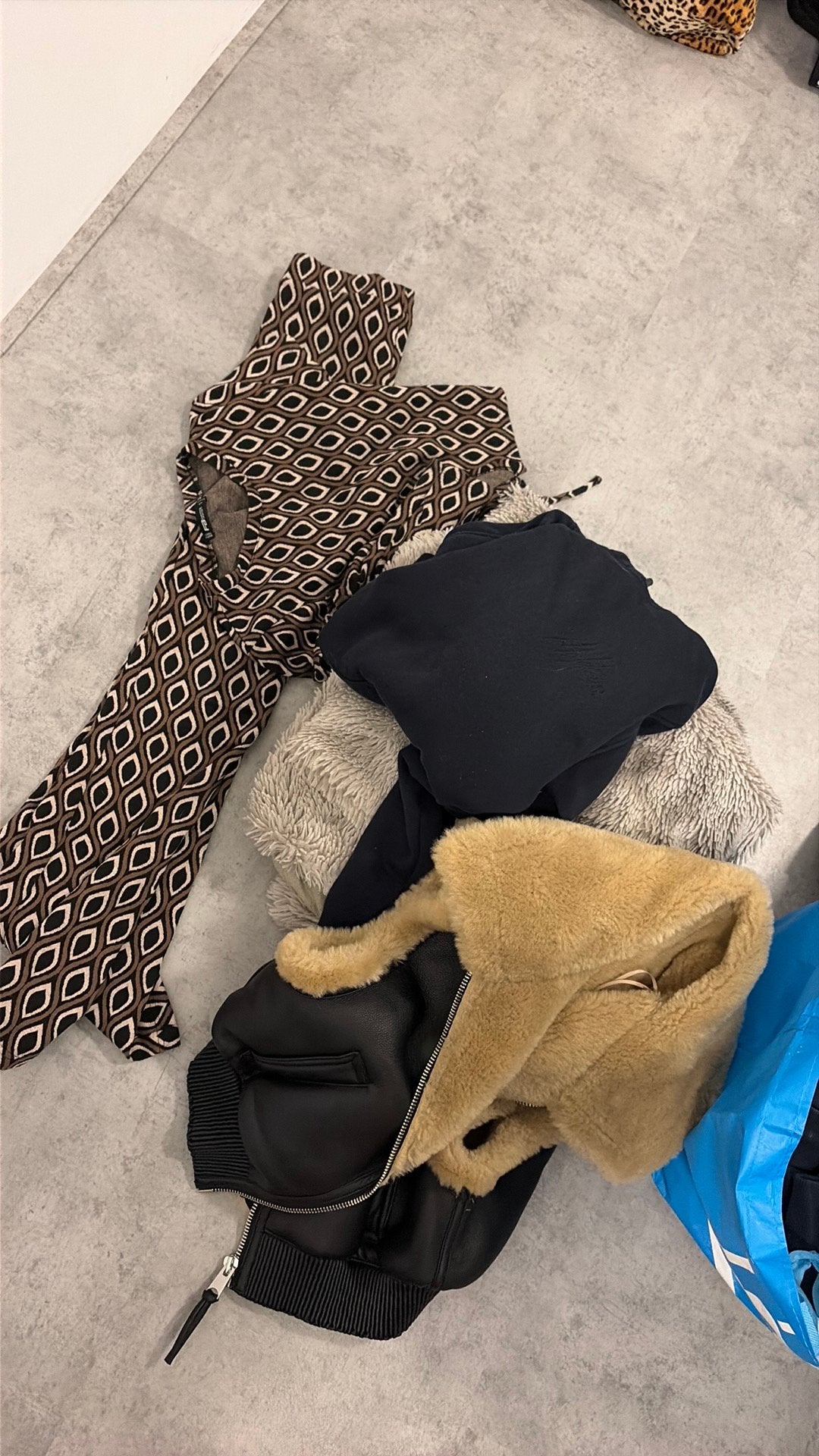 Tas 2 vol met kleding: bodywarmer, huispak malelions, Ophalen, Zo goed als nieuw