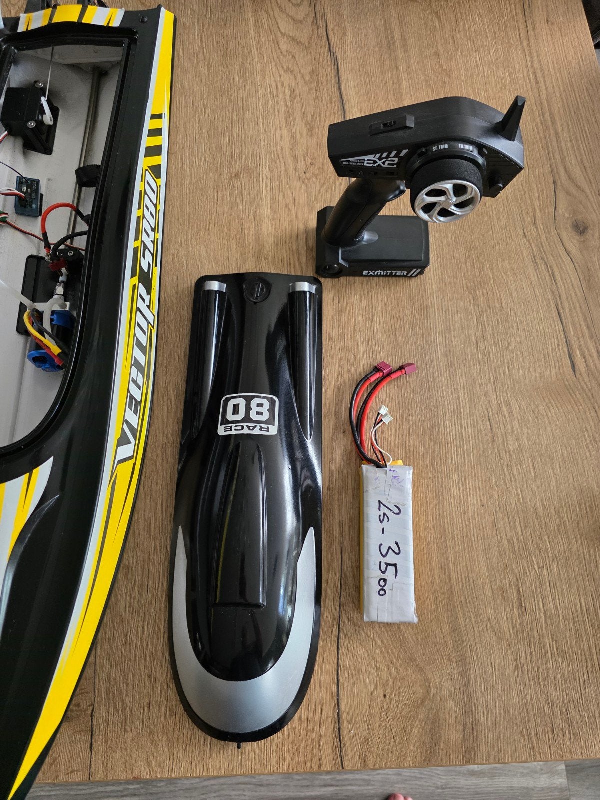 RC Raceboot Vector 80 met afstandsbediening en accu, Ophalen of Verzenden, Gebruikt