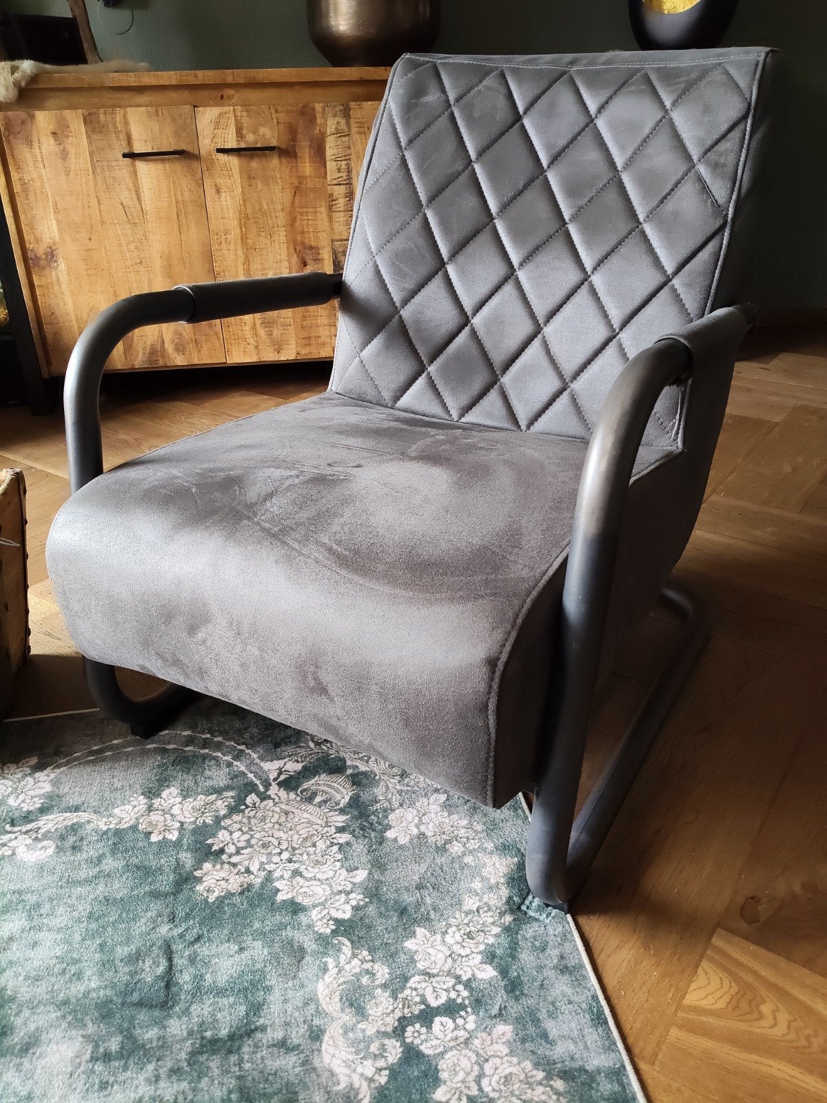 Comfortabele grijze fauteuil met metalen frame, Huis en Inrichting, Ophalen, Zo goed als nieuw, Metaal, Modern industrieel