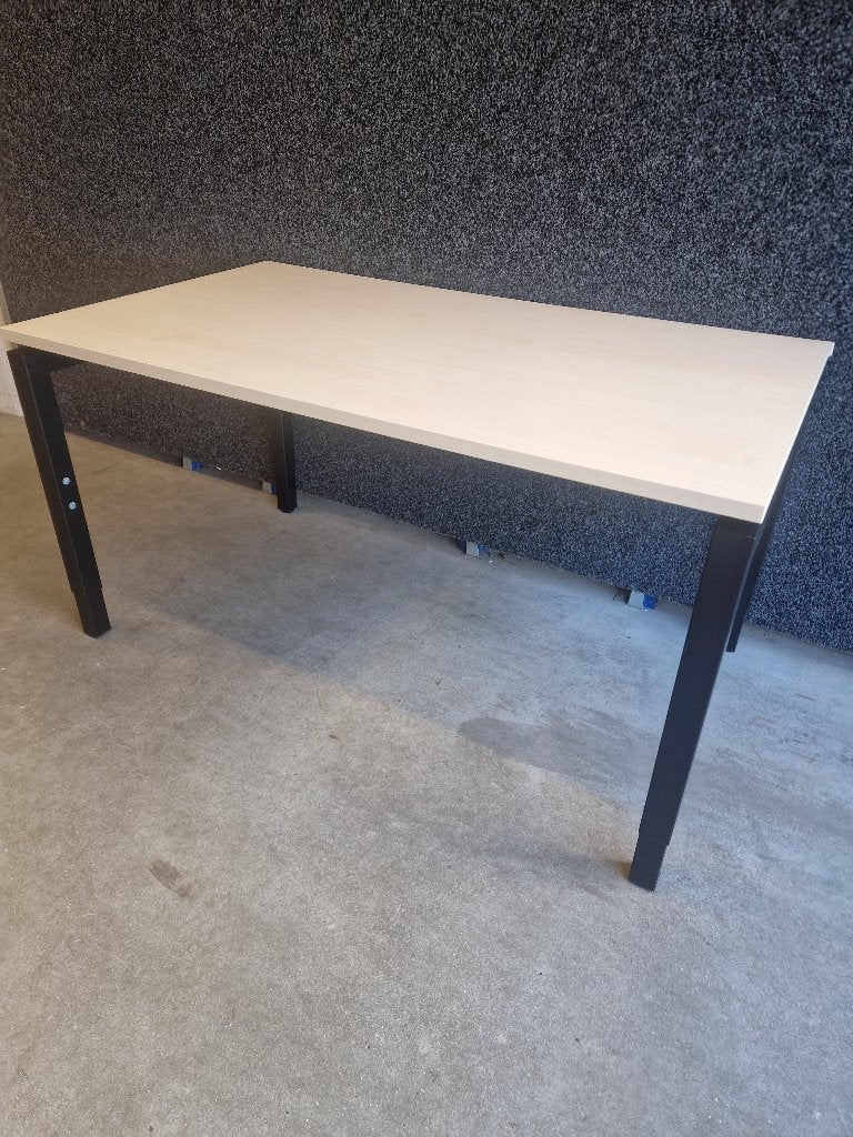 Bureautafel 140x80 cm met kabelgoot (zgan) conform ARBO norm, Ophalen, Zwart, Spaanplaat of MDF, Schoolbureau