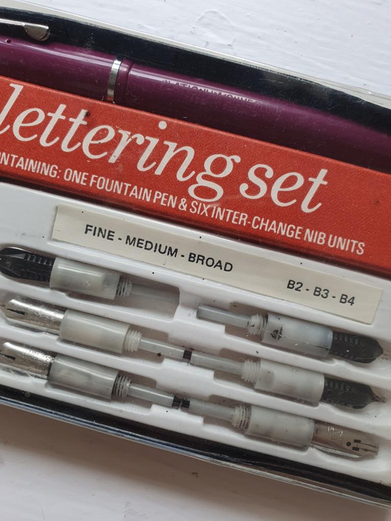Platignum Lettering Set - Vulpen met 6 verwisselbare punten, Verzamelen, Overige merken, Pennenset, Gebruikt, Met doosje