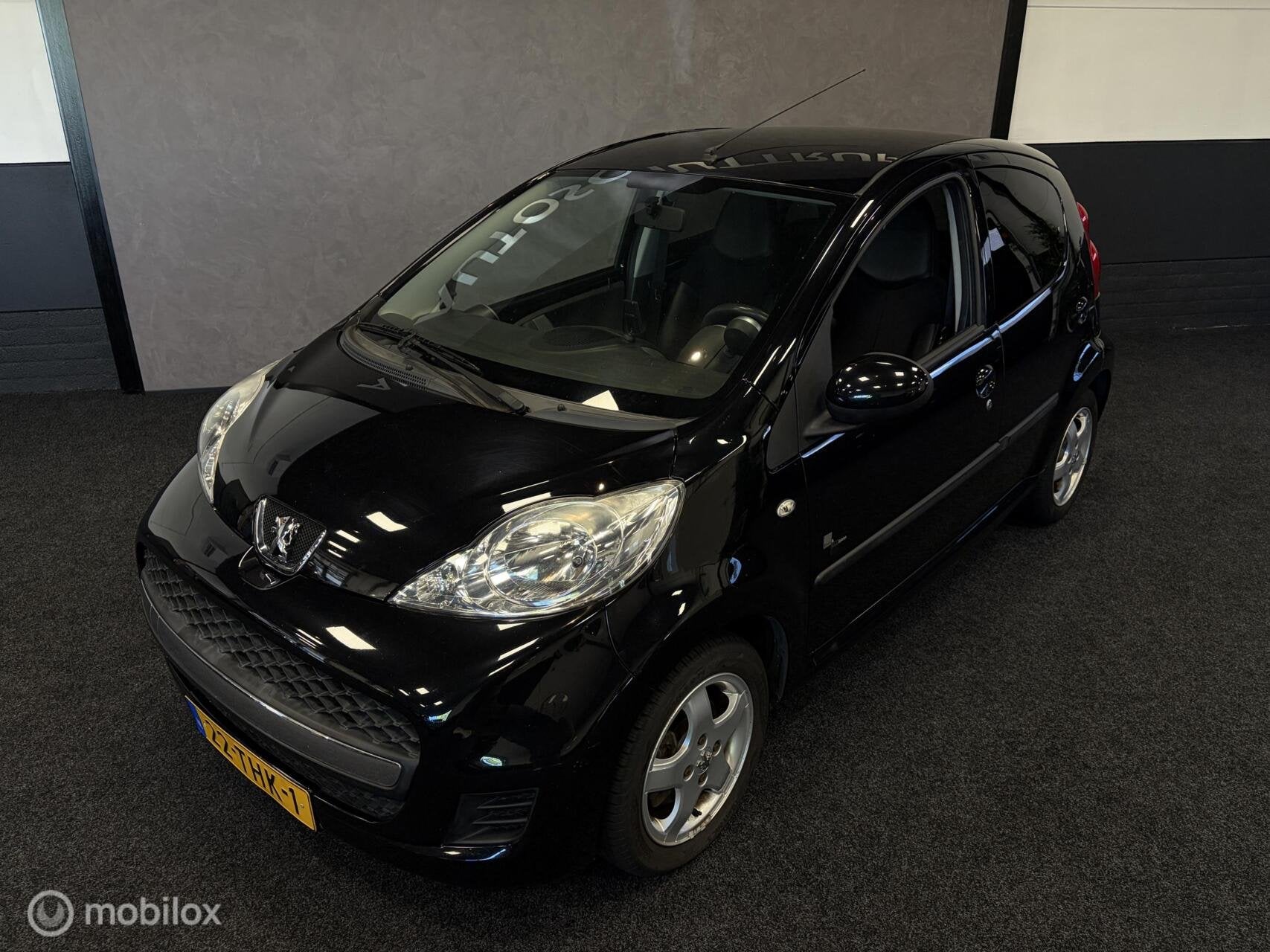 Peugeot 107 1.0-12V Black & Silver 5 DEURS / AIRCO / LMV / G, Auto's, Voorwielaandrijving, Euro 5, Gebruikt, Zwart
