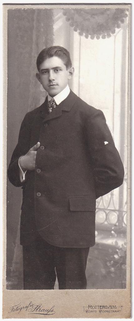 Smalle CDV - Man Jongeman Jongen - Foto Strauss Rotterdam, Gebruikt, Foto, Ophalen of Verzenden, Voor 1940