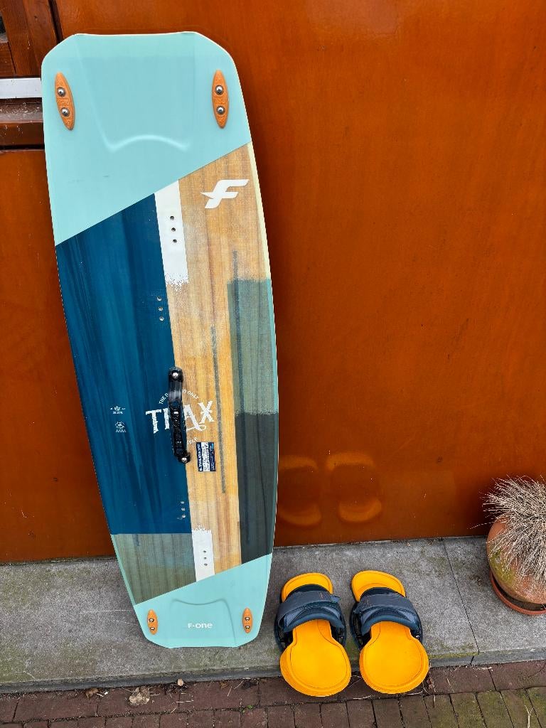 F-One Trax kiteboard met pads, Watersport en Boten, Ophalen, Gebruikt, Twintip, Kiteboard