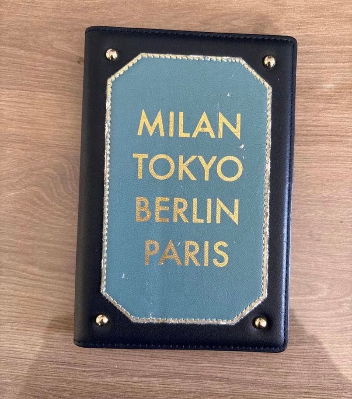 Paspoorthoesje met 'Milan Tokyo Berlin Paris' opdruk, Gebruikt, Blauw, Minder dan 40 cm, Minder dan 35 cm