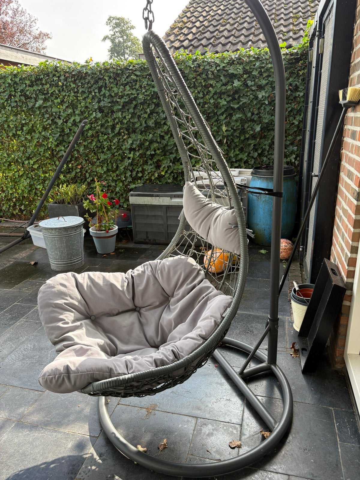 Comfortabele hangstoel met standaard en kussens, Ophalen, Zo goed als nieuw, Wicker, Schommelbank