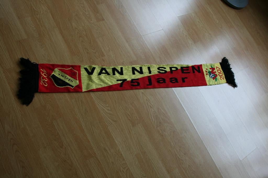 Voetbalsjaal, Van Nispen, 75 jaar, Verzamelen, Ophalen of Verzenden, Zo goed als nieuw, Overige binnenlandse clubs, Vaantje of Sjaal