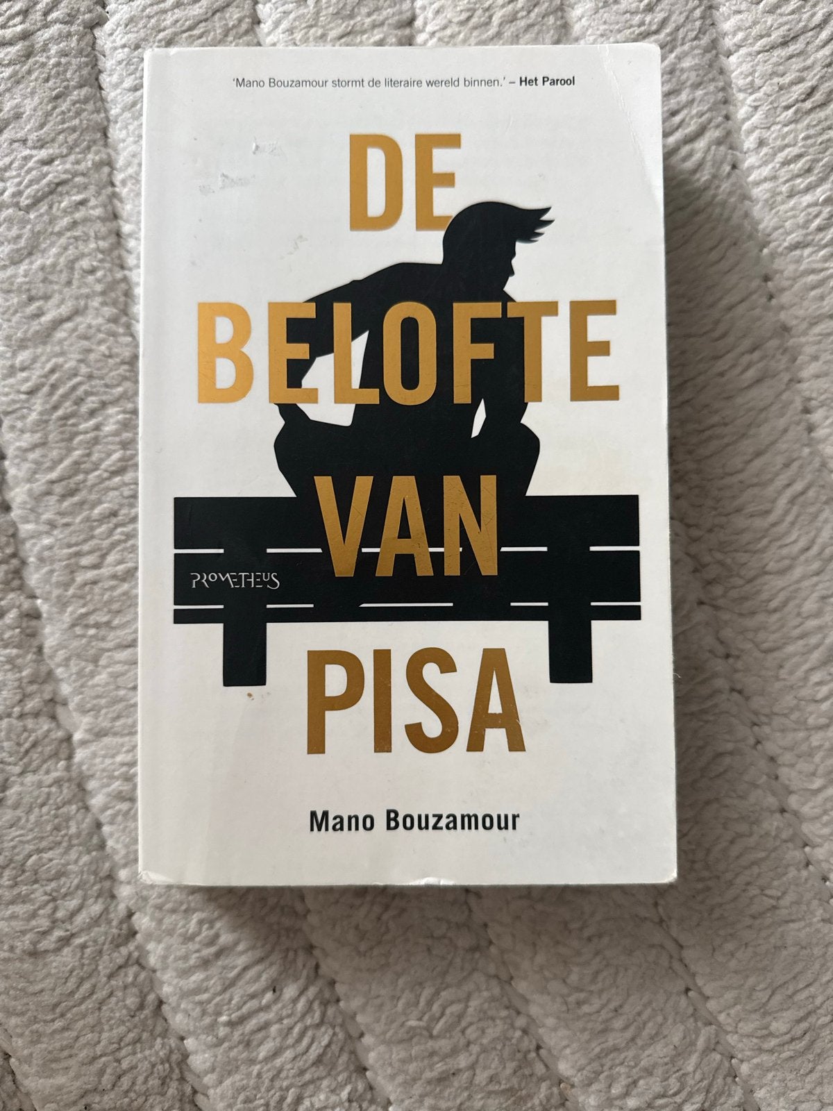 De Belofte van Pisa - Mano Bouzamour, Boeken, Ophalen of Verzenden, Zo goed als nieuw, Nederland