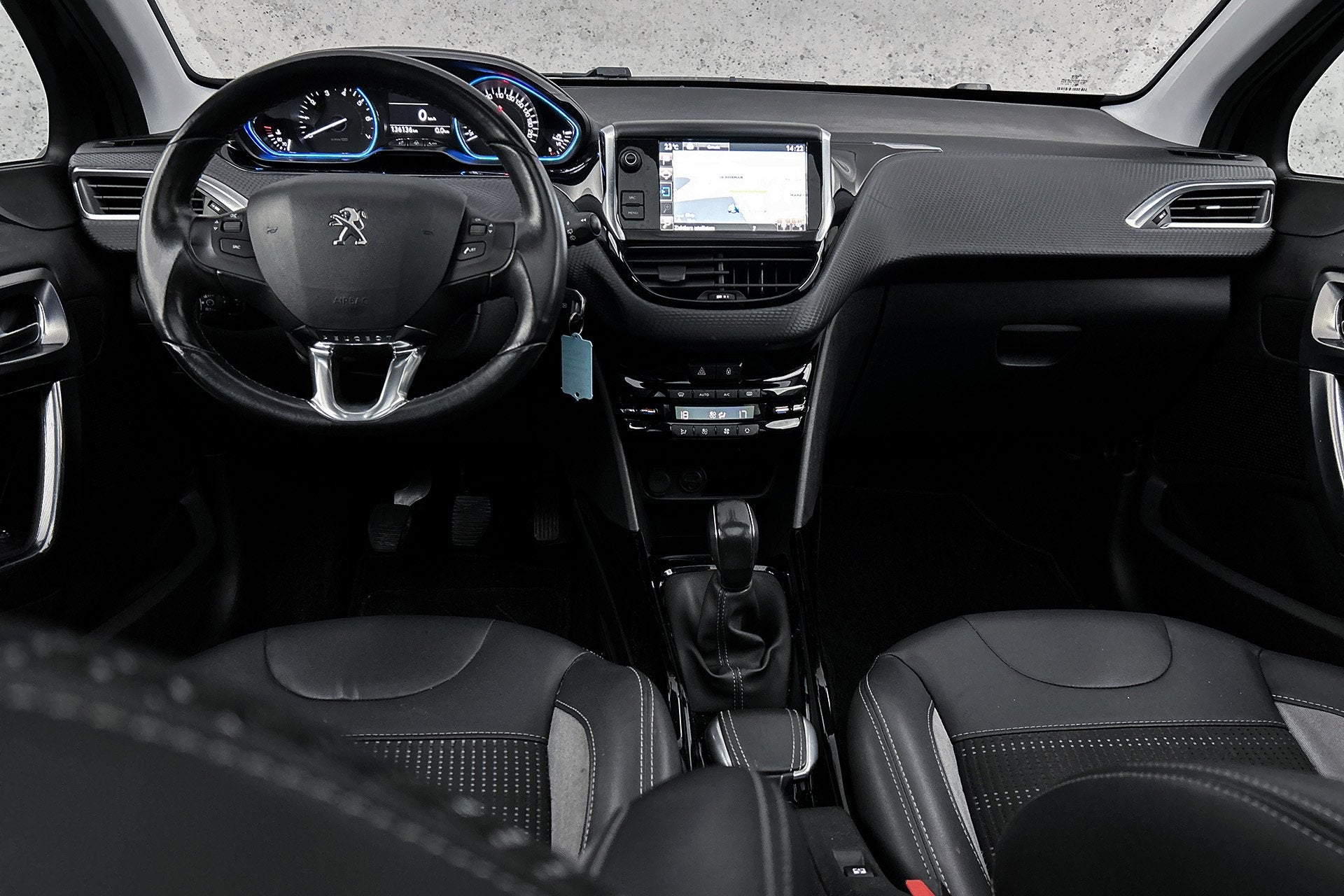 Foto 2 van Peugeot 2008 1.2 PureTech Allure | Half lederen bekleding |