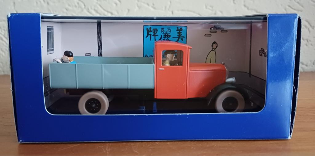 Kuifje in de auto: De rode vrachtwagen van de Blauwe Lotus, Verzamelen, Stripfiguren, Ophalen of Verzenden, Kuifje, Zo goed als nieuw