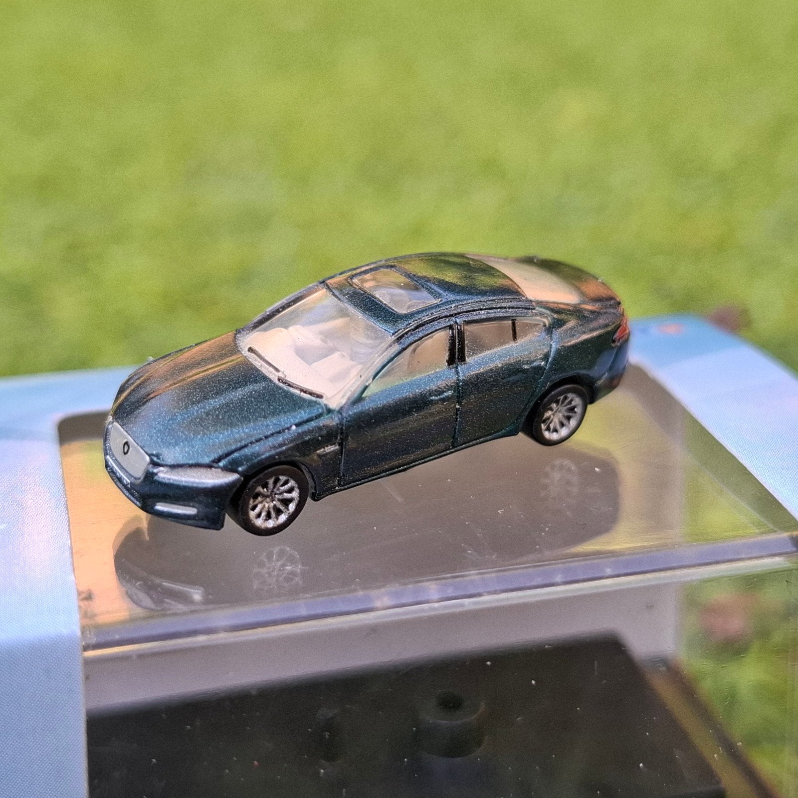 N Spoor Jaguar XF groen metallic schaal 1:160, Hobby en Vrije tijd, Modeltreinen | N-Spoor, Ophalen of Verzenden, Gelijkstroom