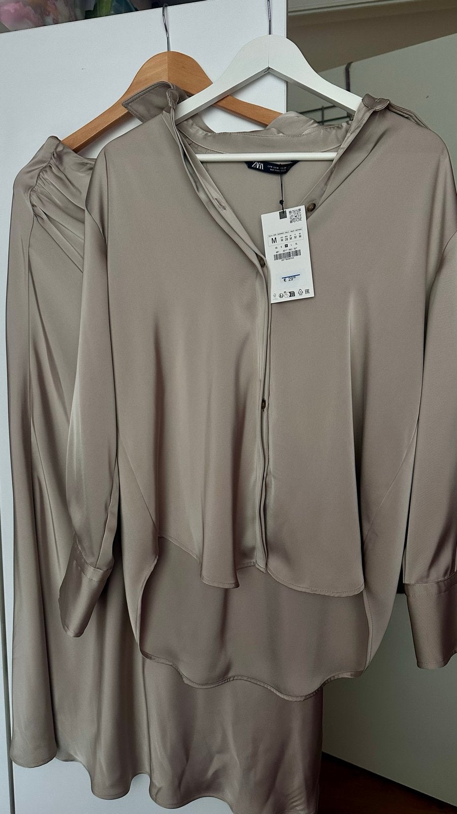 Zara satijnen rok en blouse set - Nieuw met prijskaartje, Kleding | Dames, Ophalen of Verzenden, Nieuw, Maat 38/40 (M), Beige