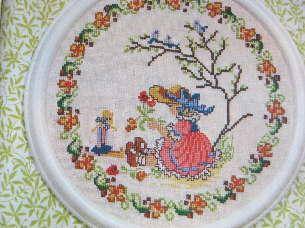 Borduurpatroon  Meisje met pop  nr 3294 do, Hobby en Vrije tijd, Borduren en Borduurmachines, Verzenden, Nieuw, Handborduren, Patroon