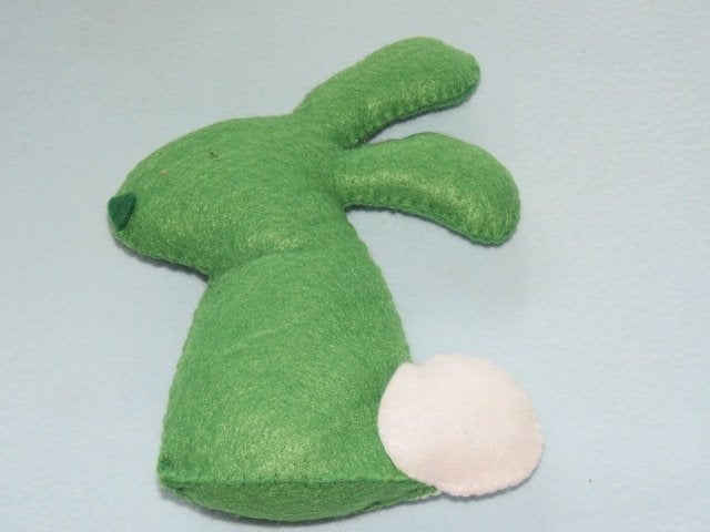 Handgemaakt knuffeltje konijn groen vilt NIEUW, Ophalen of Verzenden, Nieuw, Figuurtje(s)