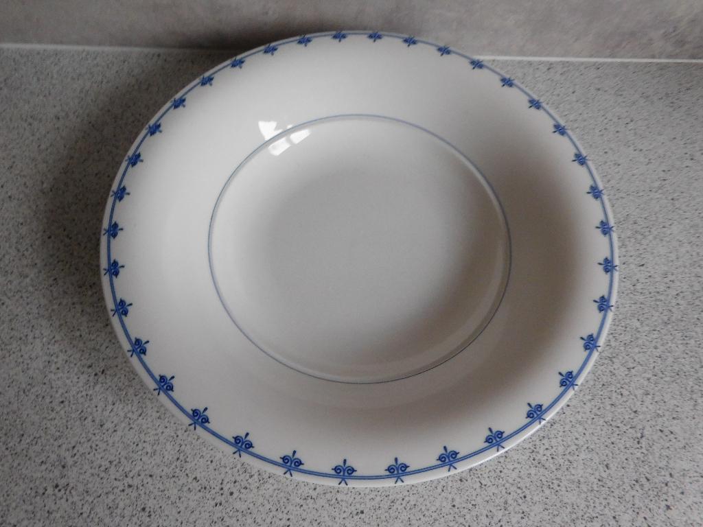Diep Bord 23 cm. Expat Dutch Design, Ophalen of Verzenden, Zo goed als nieuw, Bord(en), Overige stijlen