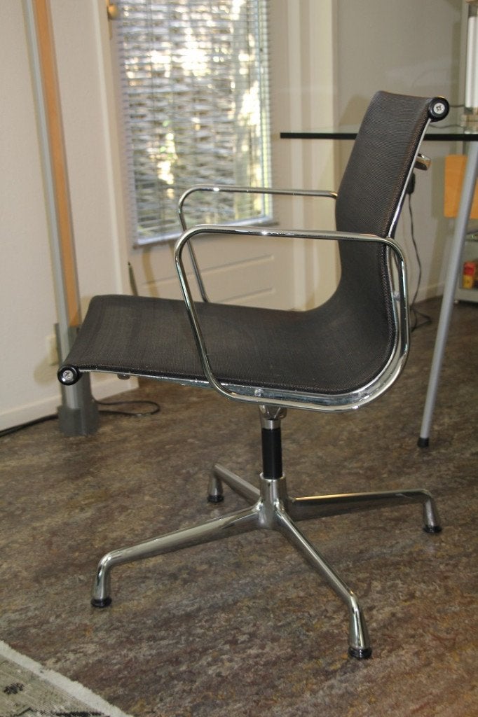 Foto 3 van Vitra Eames Aluminium Chair EA 108