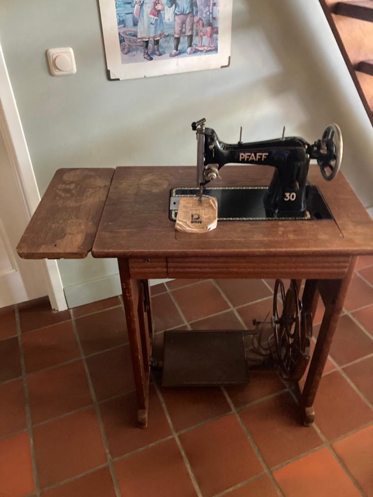 Mooie decoratieve oude Pfaff naaimachine, Antiek en Kunst, Antiek | Naaimachines, Ophalen of Verzenden