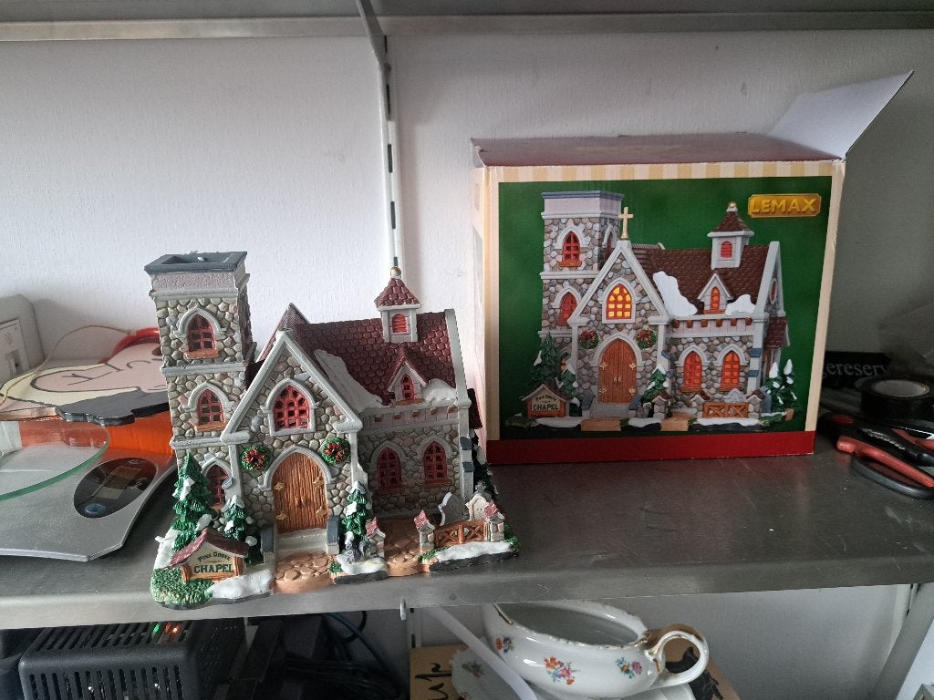 Lemax Pine Grove Chapel (Z240-154), Diversen, Kerst, Ophalen of Verzenden, Zo goed als nieuw