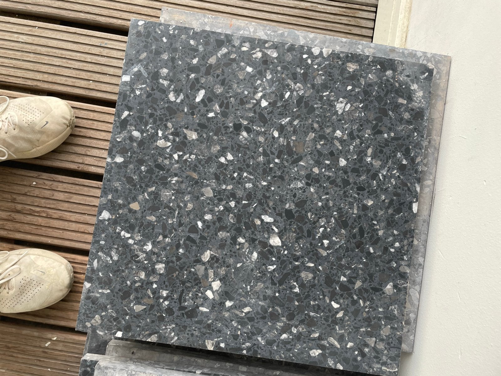 16 Terrazzo tegels donkerzwart 40x40cm (2,5m2), Ophalen, Gebruikt, 60 cm of meer, Minder dan 5 m²