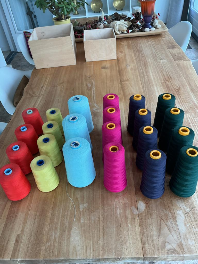 23 grote klossen overlock machine garen, Ophalen of Verzenden, Zo goed als nieuw, Garen of Naald(en)