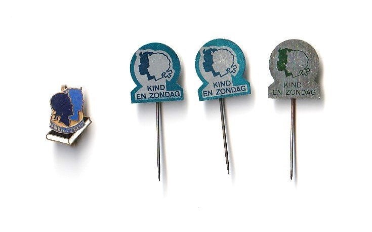 3 blikken + 1 emaille speld van KIND EN ZONDAG, Verzamelen, Speldjes, Pins en Buttons, Ophalen of Verzenden, Gebruikt, Overige onderwerpen