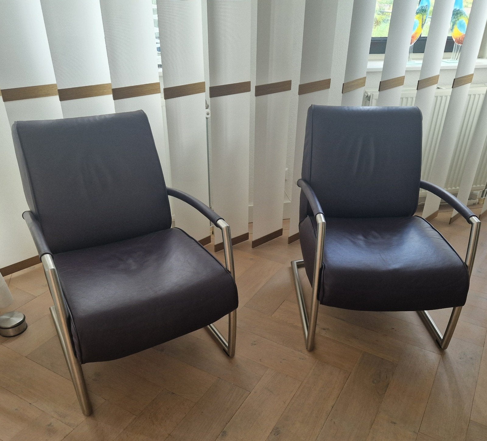 2 lederen fauteuils lavendel kleur met mat rvs onderstel., Ophalen, Gebruikt, 75 tot 100 cm, 50 tot 75 cm
