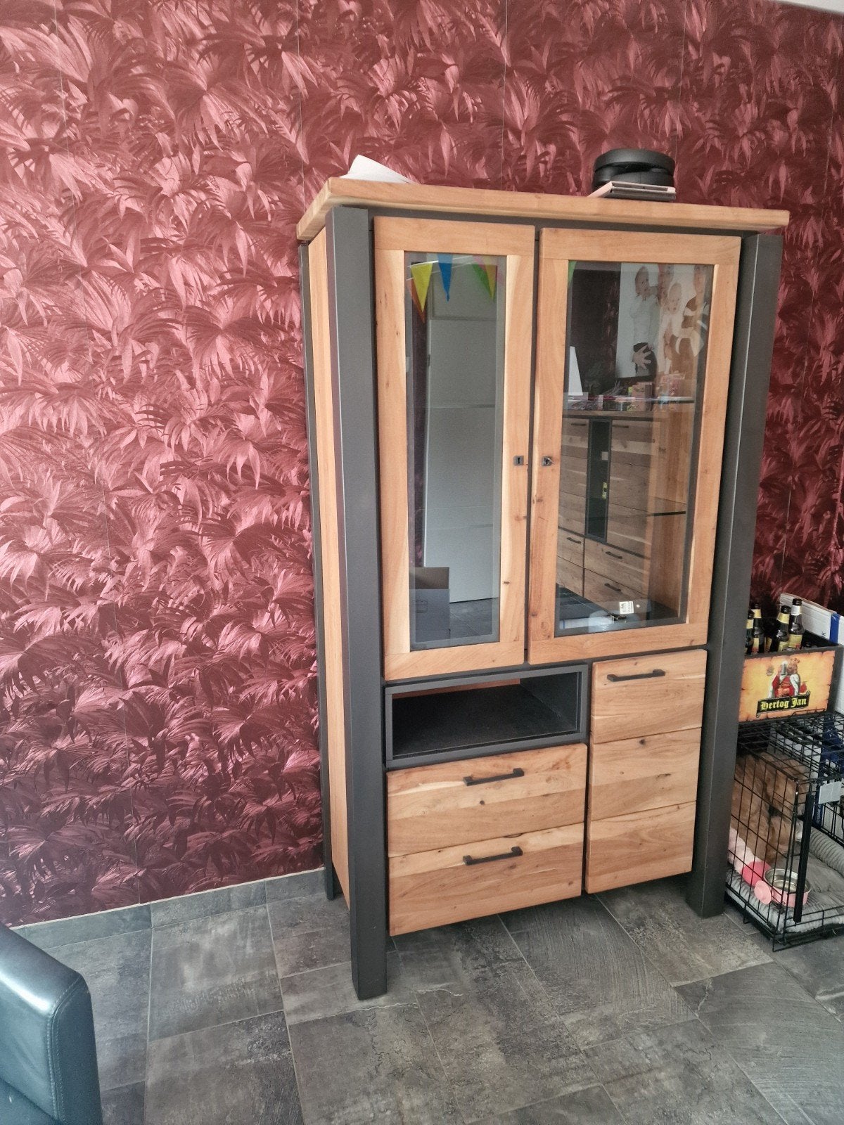 Moderne vitrinekast met masief kikarhout en metaal, Huis en Inrichting, Kasten | Vitrinekasten, Ophalen, Modern, Industrieel, Zo goed als nieuw
