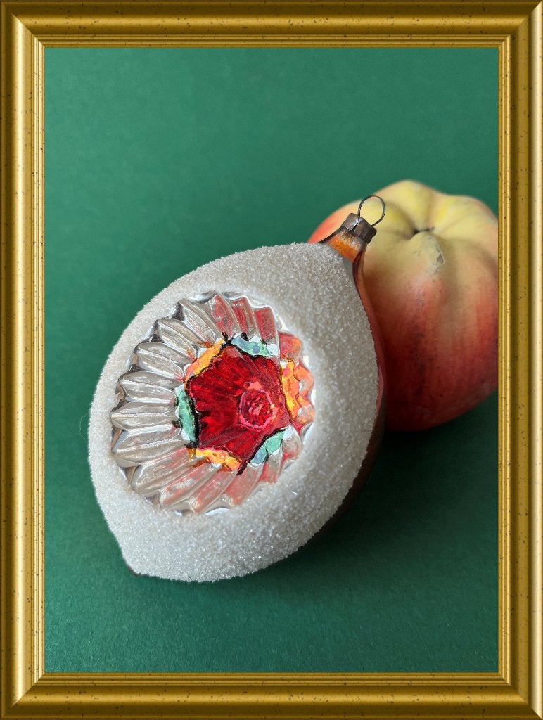 Oude ovale grote glazen kerstbal (nr. 16) met deuk, Gebruikt, ., Ophalen of Verzenden, .