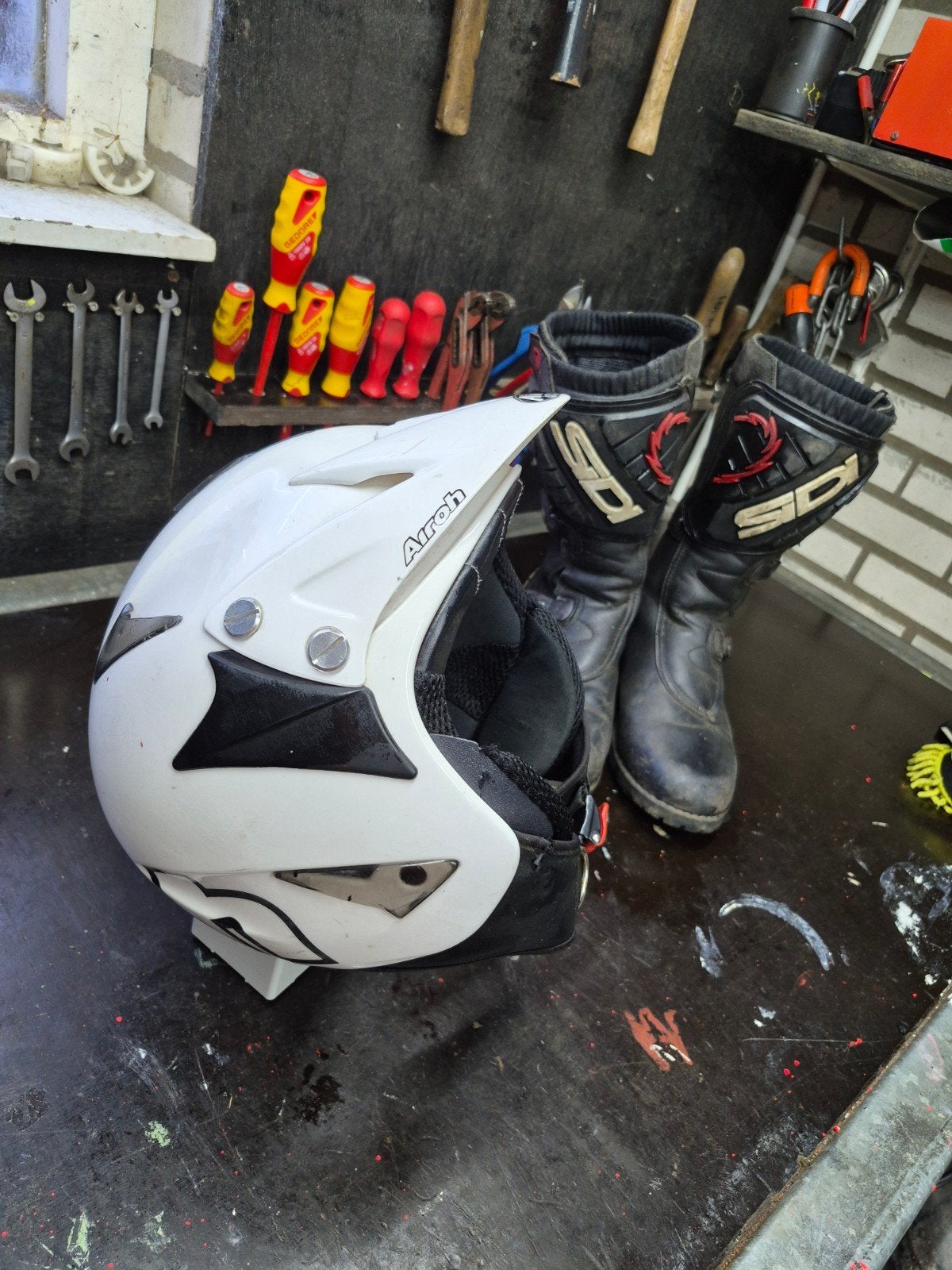 Helm trail motor xl 61 62  900 gram wit airoh helmet, Ophalen of Verzenden, Tweedehands, XL, Overige merken