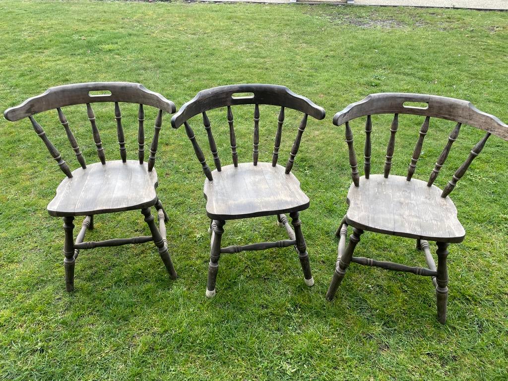 Zes houten stoelen, Ophalen