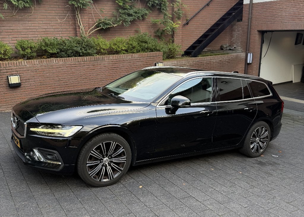 Volvo V60 D4 190pk Geartronic 2019 Zwart, Auto's, Zwart, Zwart, Leder, Diesel