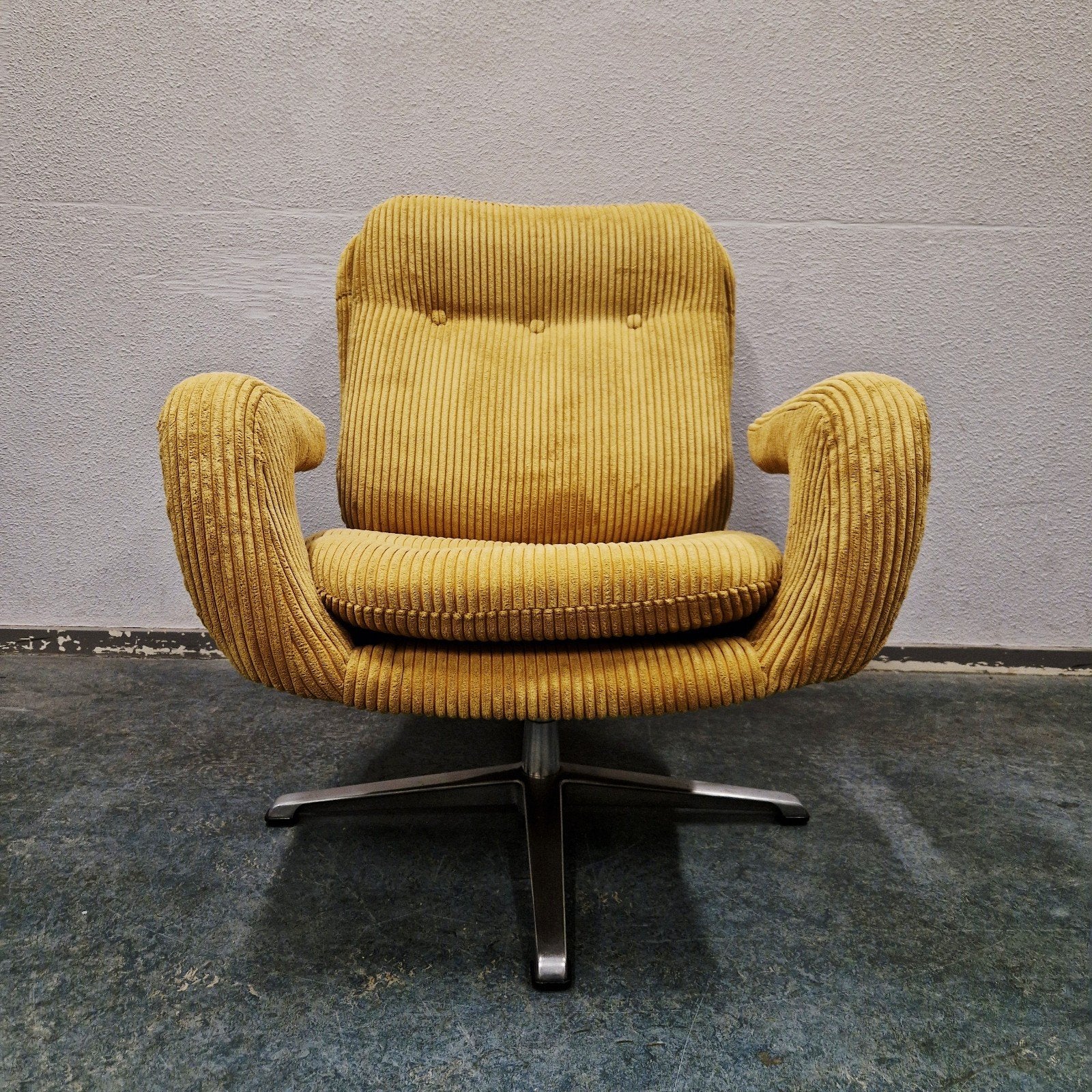 Foto 10 van vintage draaifauteuil Romefa nieuw bekleed jaren 60 ribstof