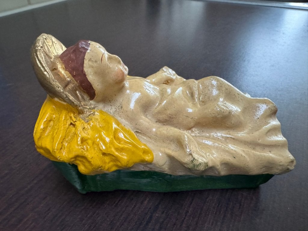 Kerstkindje in kribbe gips minstens 60 jaar oud., Diversen, Ophalen of Verzenden, Gebruikt