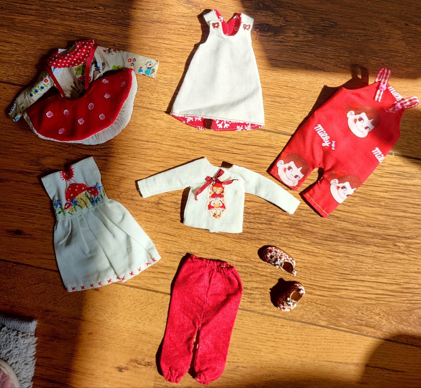 8 dlg lot voor bjd blythe of pullip poppen, incl. schoentjes, Ophalen of Verzenden, Nieuw, Kleertjes