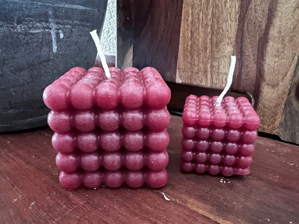 2 nieuwe kaarsen  effect  6 x 6 cm  5 cm H  de grootste, Ophalen of Verzenden, 5 cm, Kaars, Rood