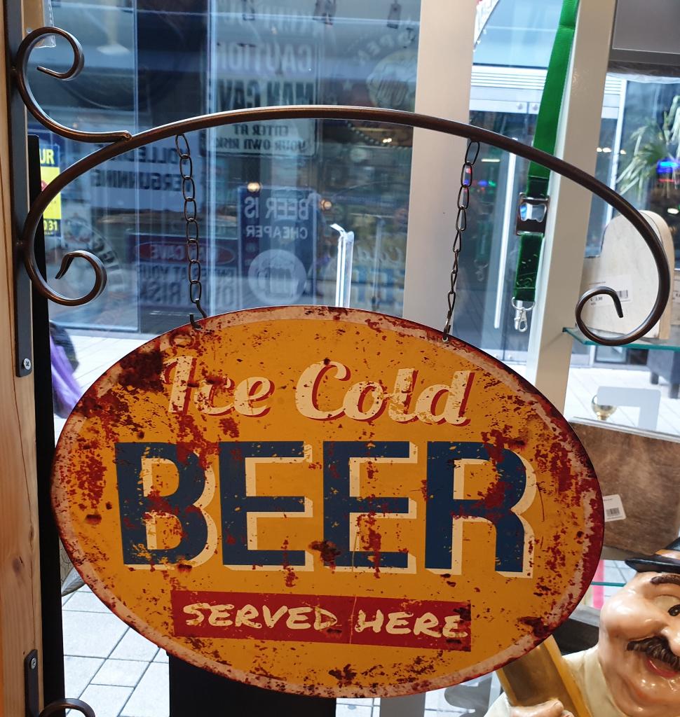 Ice cold Beer served here uithangbord metalen reclamebord