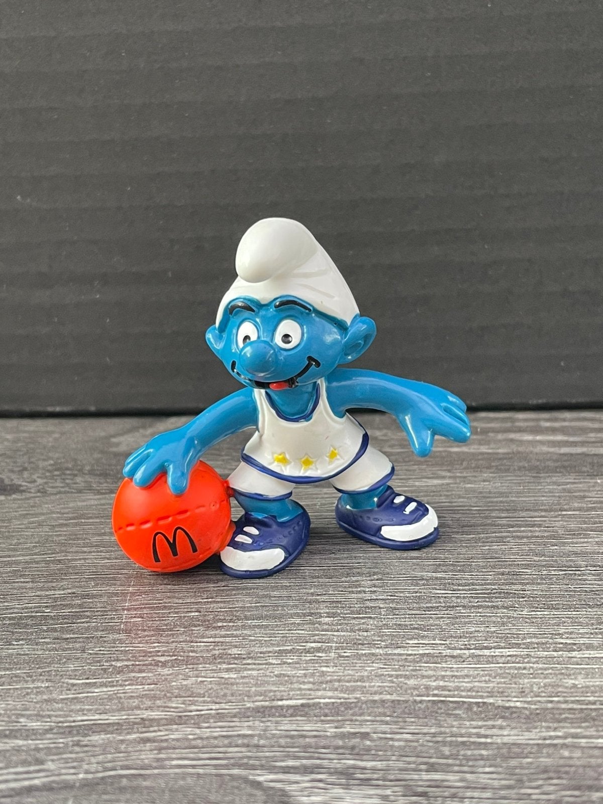 Smurf met basketbal - McDonald's figuurtje, Verzamelen, Smurfen, Ophalen of Verzenden, Gebruikt, Overige Smurfen, Poppetje, Figuurtje of Knuffel