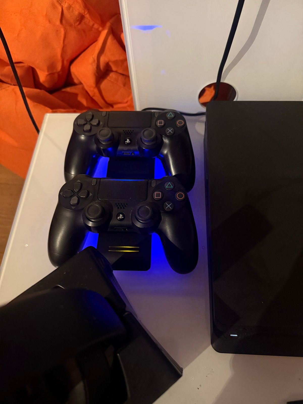 PS4 Slim met: Console, 2 Controllers, Headset, 2 games, Spelcomputers en Games, Spelcomputers | Sony PlayStation 3, Gebruikt, Slim