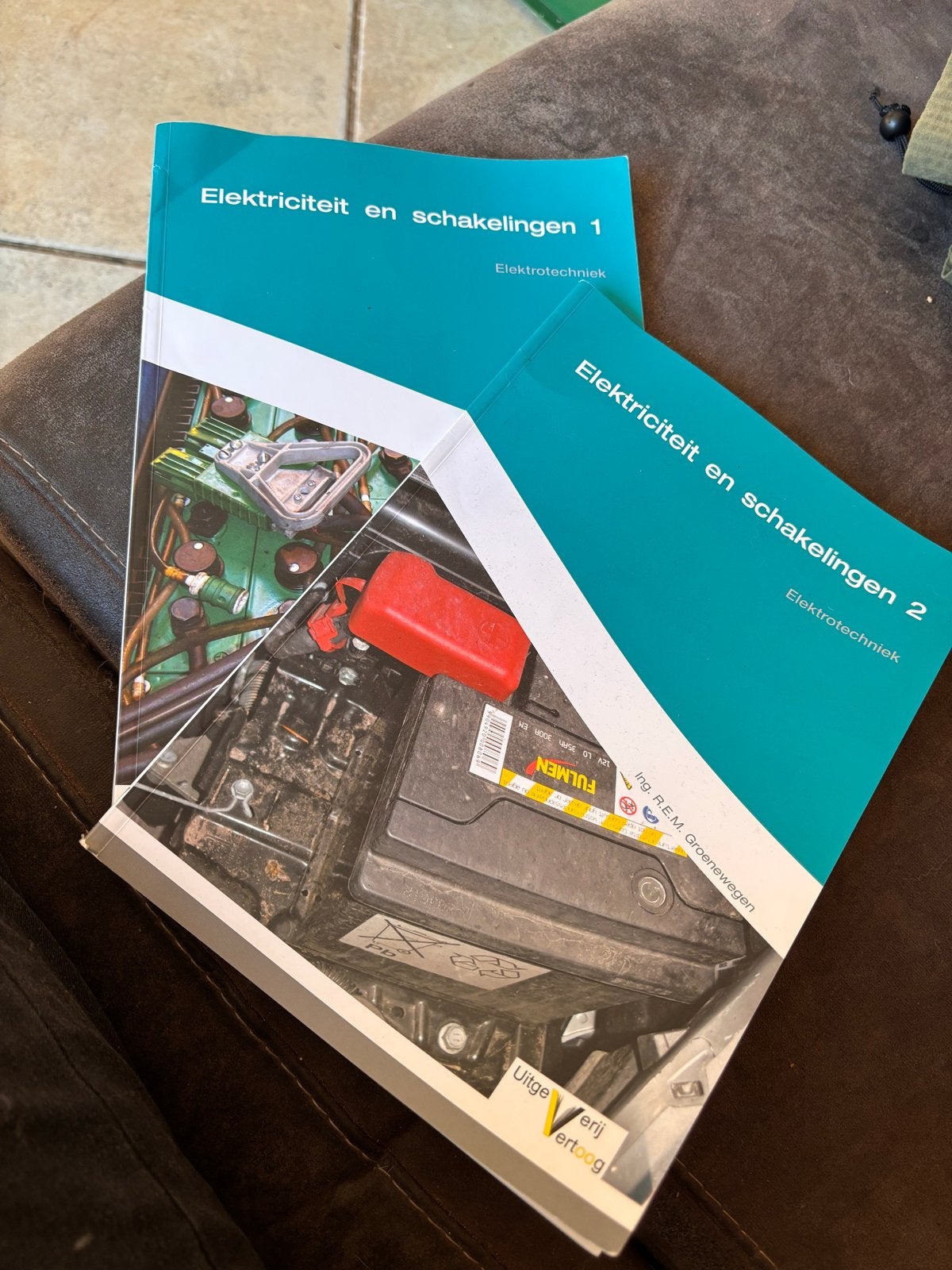 Elektriciteit en schakelingen 1 & 2 - Elektrotechniek, Boeken, Ophalen of Verzenden, Beta, Gelezen, MBO