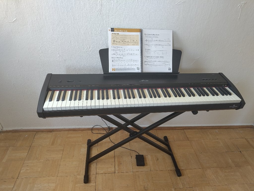 Amadeus Stage 1 piano (incl. pianokruk en sustainpedaal)