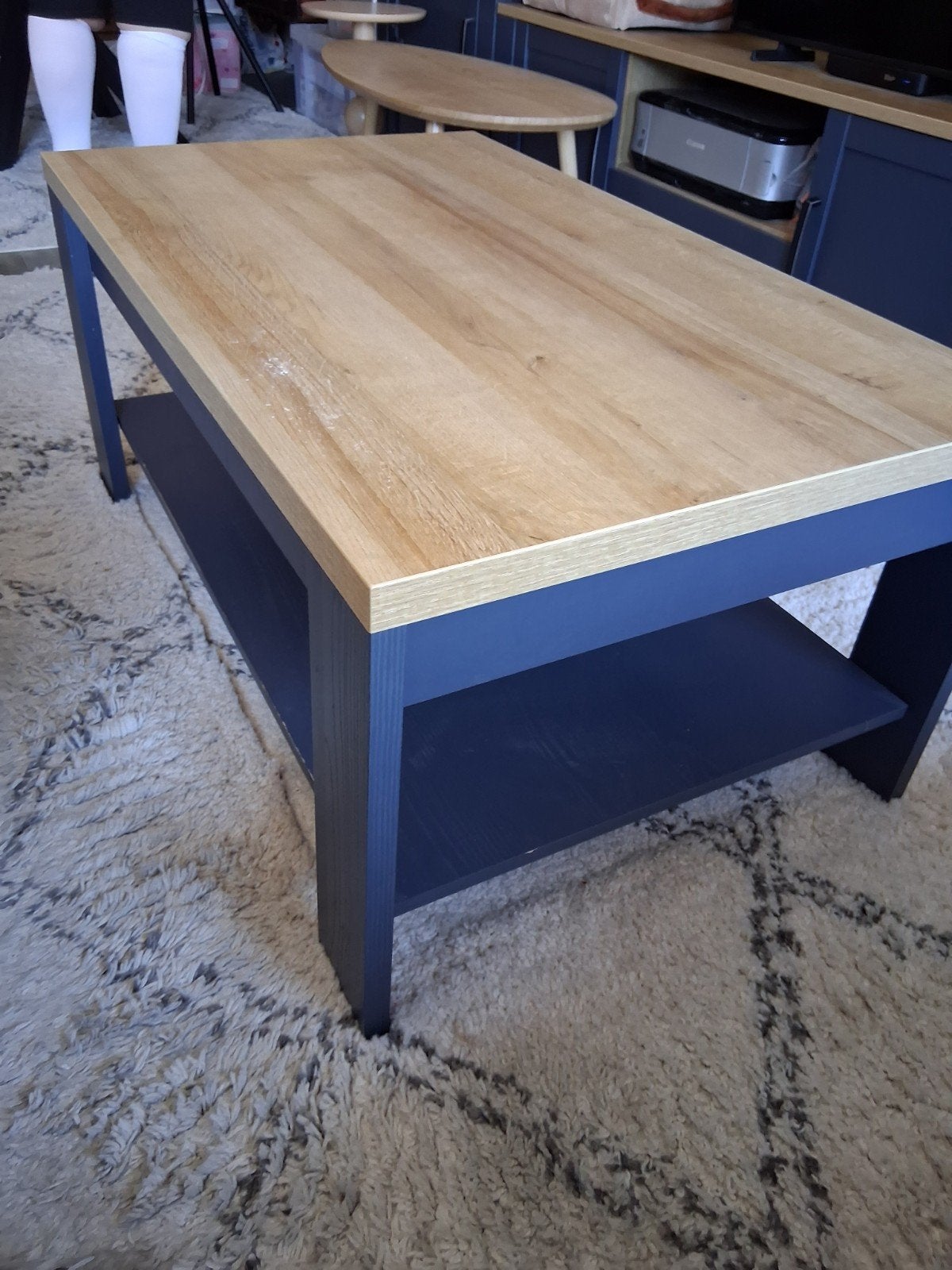Salontafel met houtlook blad en donkerblauwe poten, Ophalen, Gebruikt, Overige materialen, 100 tot 150 cm