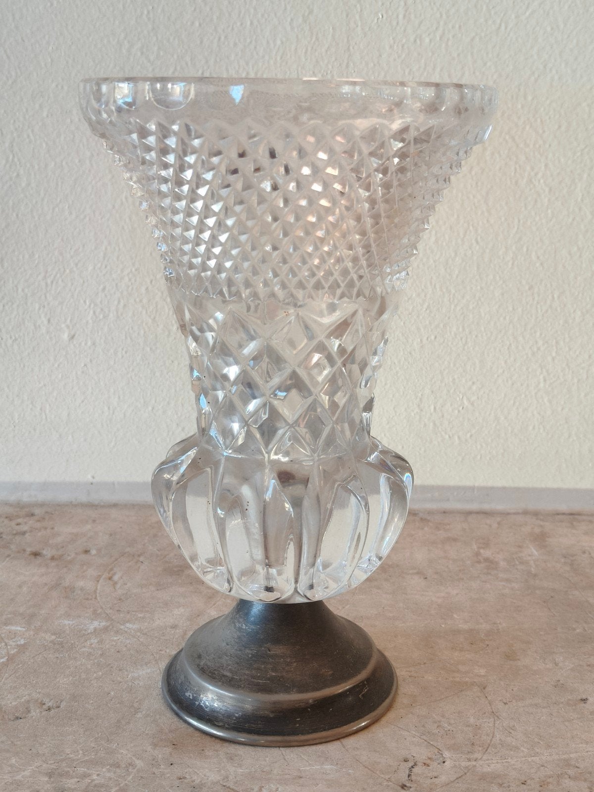 Mooie bloemen op voet van Kristal glas, Ophalen of Verzenden